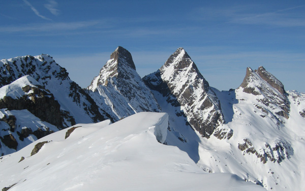 Les Aiguilles d'Arve : Vue du sommet E. Le sommet W est à gauche.