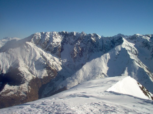 barbalon-armet-rocher rond : neige à 1300 m sur ces beaux versants pour les lève-tard.