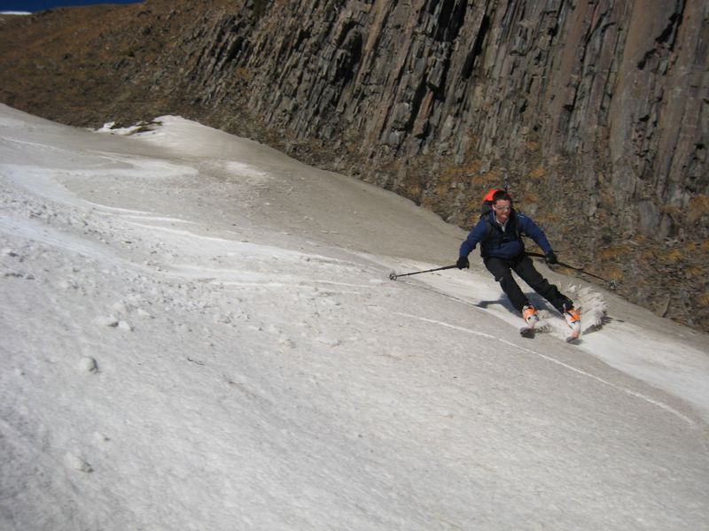 Pic de Valsenestre : on descend sur un couloir de neige tassé par les coulées