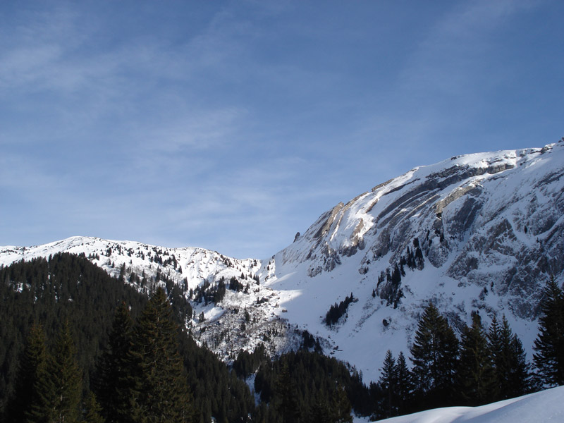 Région : Les sommets de La Berte au centre et de la Tête de Bossetan à droite.