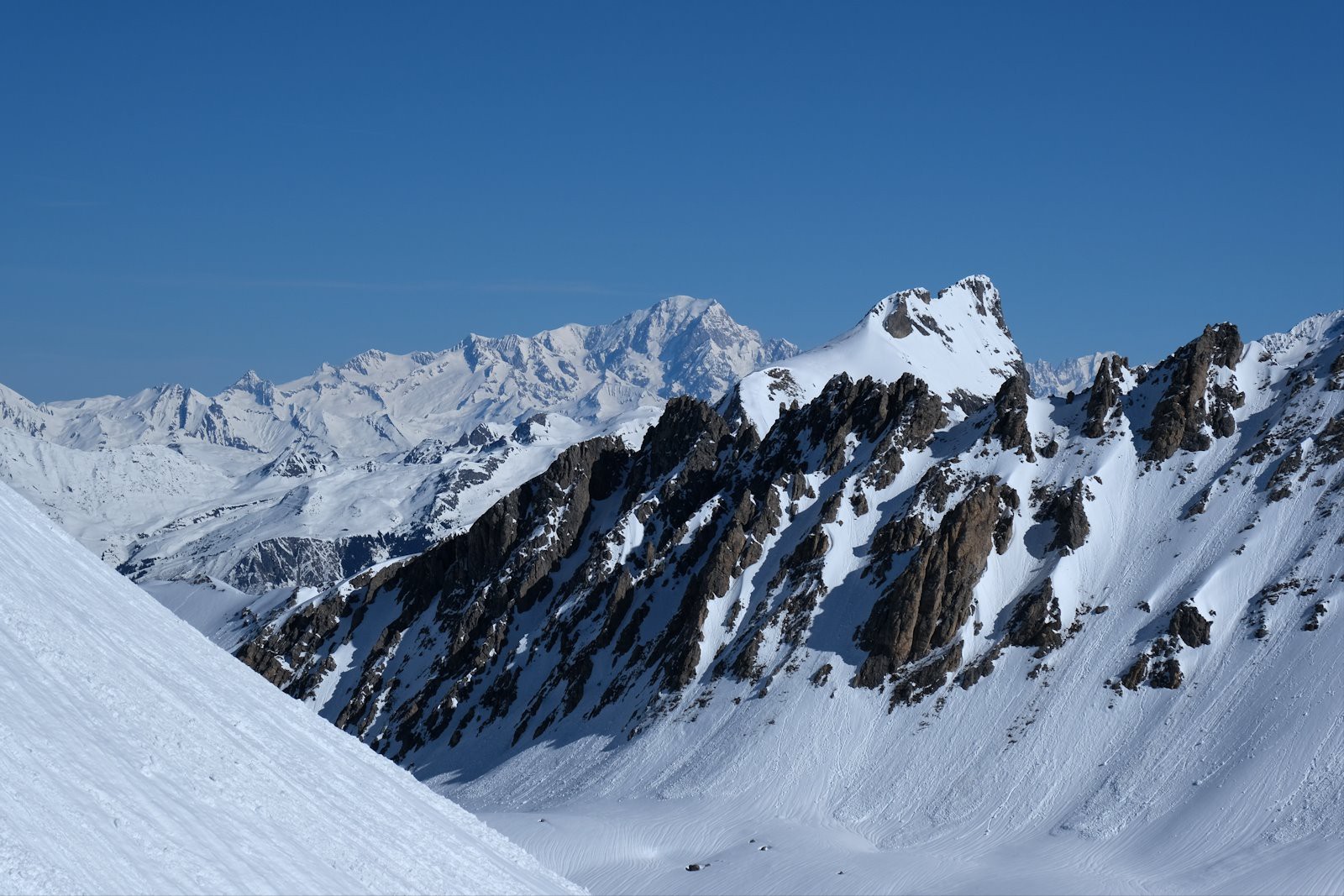 Le Rocher de Plassa sur fond de massif du Mont Blanc.