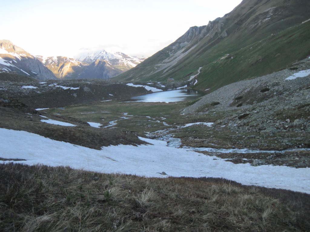 A la montée, le lac des Mottets dans le retro