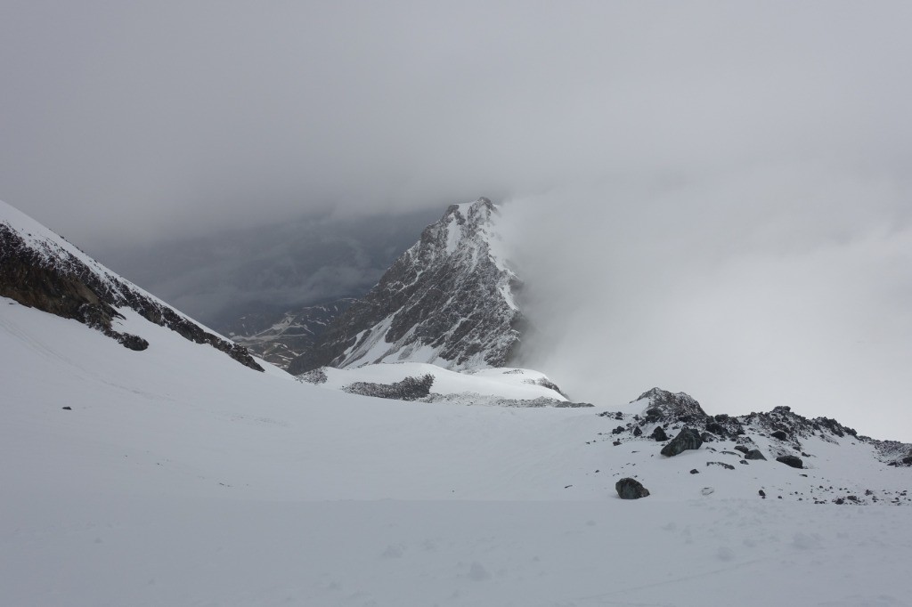 On passe au-dessus de l'Aiguille Rouge