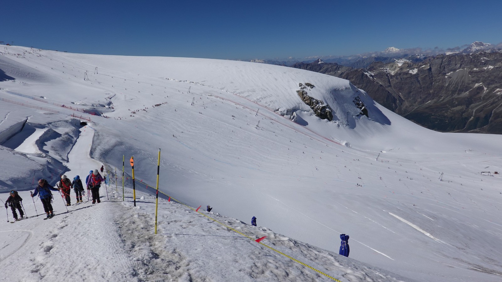 Beaucoup d'équipes nationales de ski alpin sur Zermatt