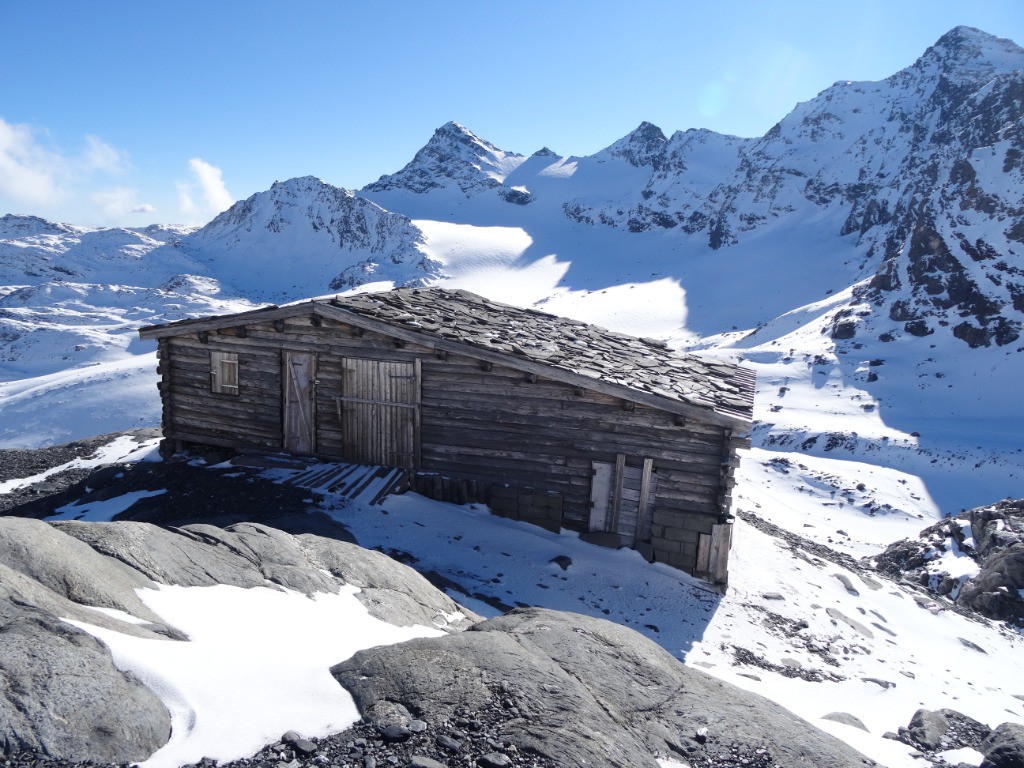 cabane abandonnée...un vestige de l'ancien site de ski d'été?