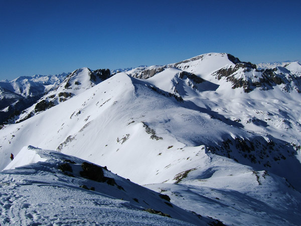 Pizzo d'Ormea : Le but de demain Mongioie avec sa grande pente terminale, le sommet le plus à droite.