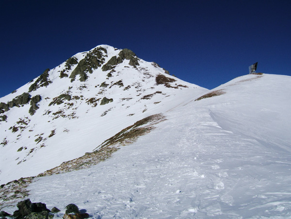 Pizzo d'Ormea : Enfin le sommet est tout près, tien! c'est un relai sur la bosse, il faisait penser à un gros caïrn vue de loin.