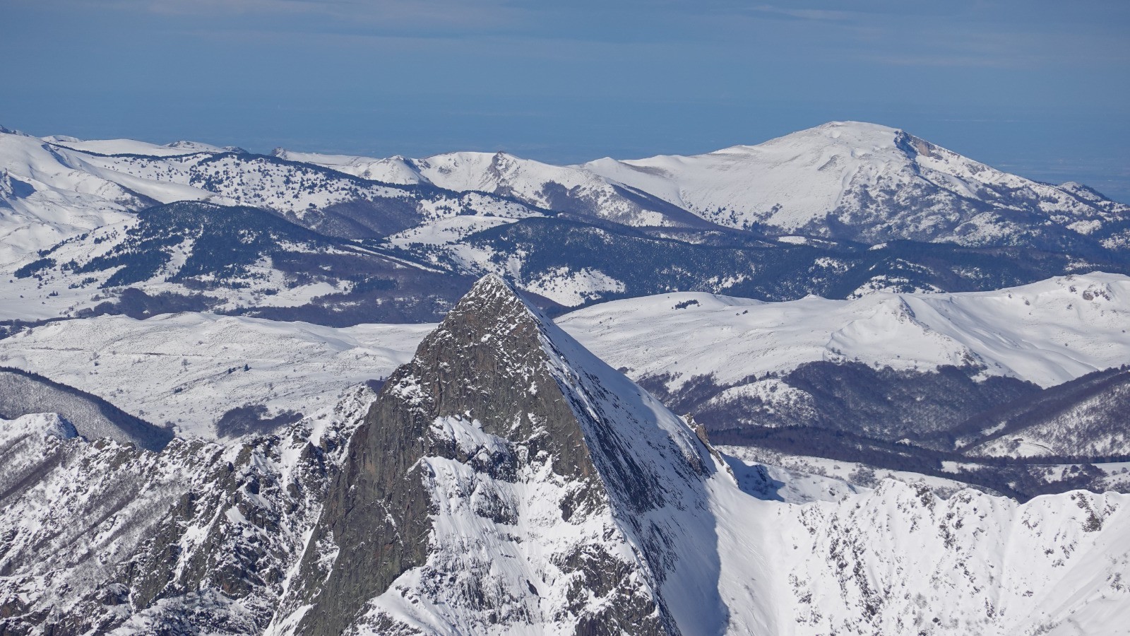 Panorama au téléobjectif sur la Dent d'Orlu, haut lieu d'escalade ariégeoise