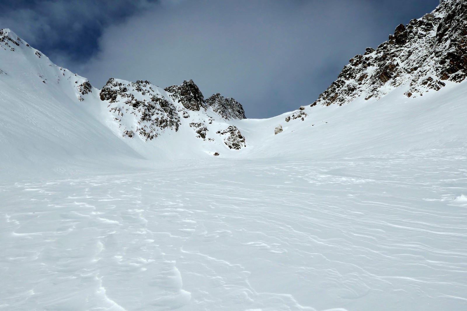 A partir de 2550 m, plus de trace, neige soufflée et plus dense.
