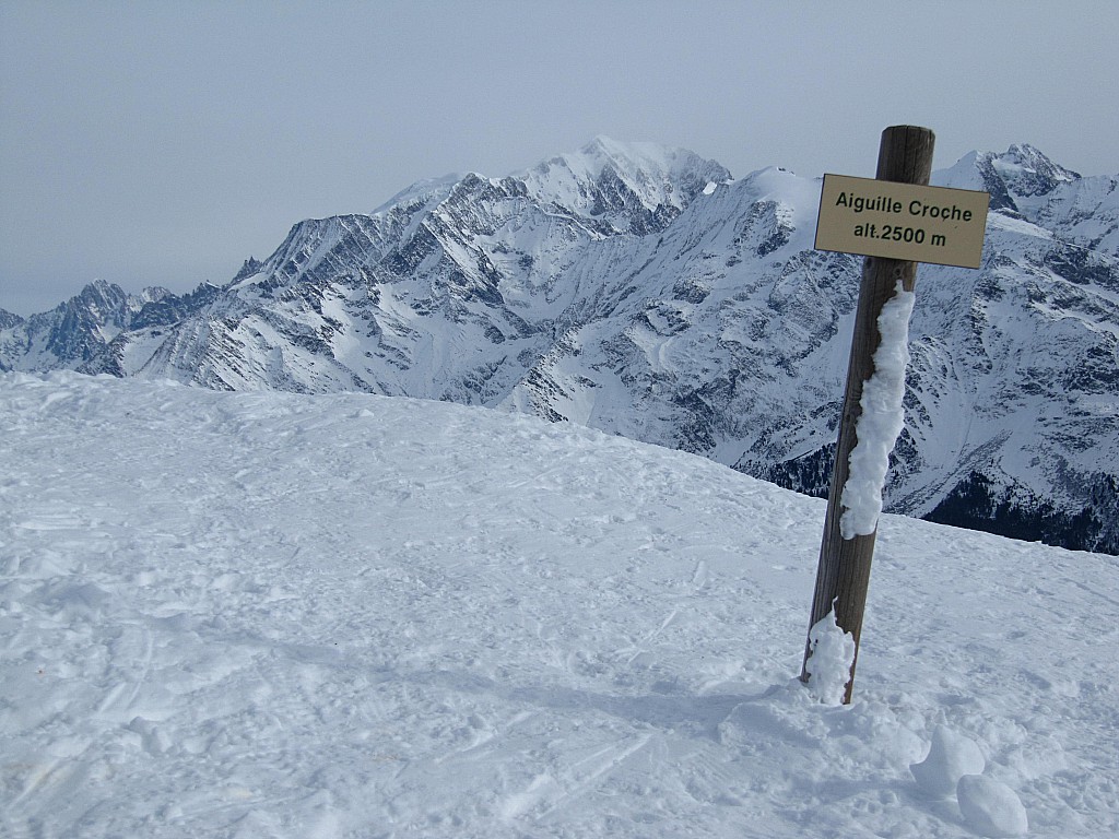 Le Mt Blanc limite dans les nuages.