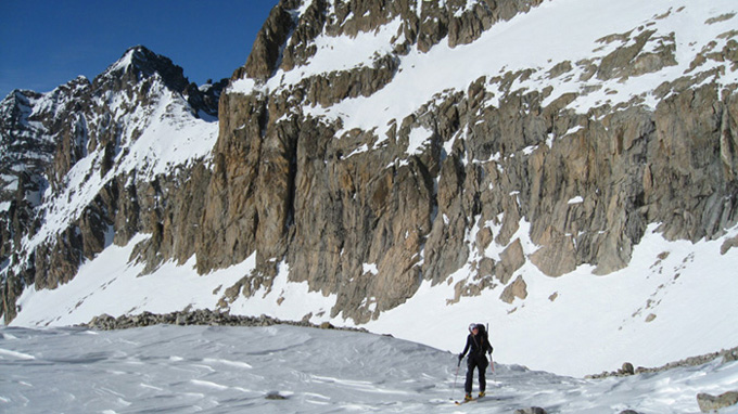 Col des Berches : On voit le col sur la gauche, 30/40m de rocher pour y accéder!