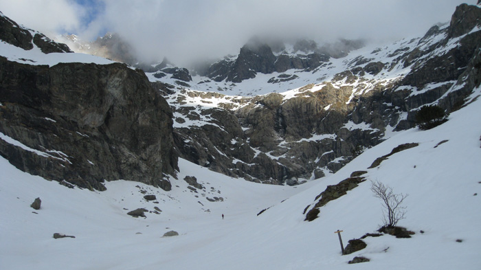 Basse Pisse : Le grand cirque du bas, le passage est à gauche.
Yann remonte loin devant