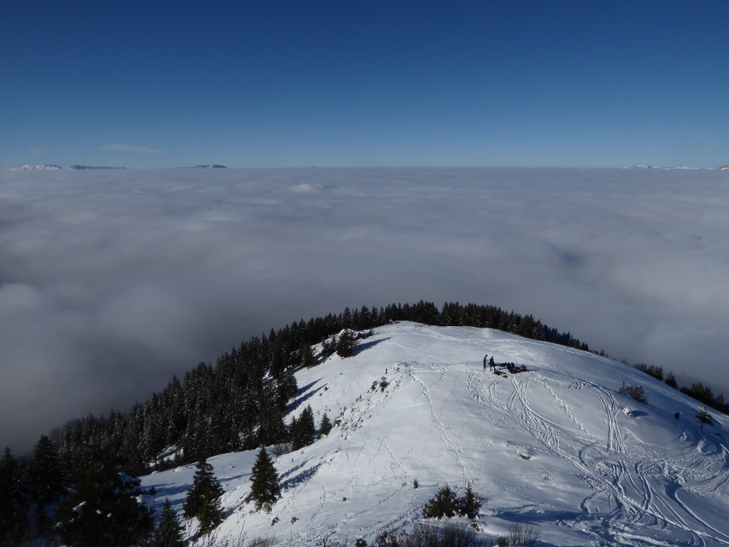 Vue sur la mer de nuage vers le refuge du Pré du Mollard depuis le Mt St Mury 2038 m