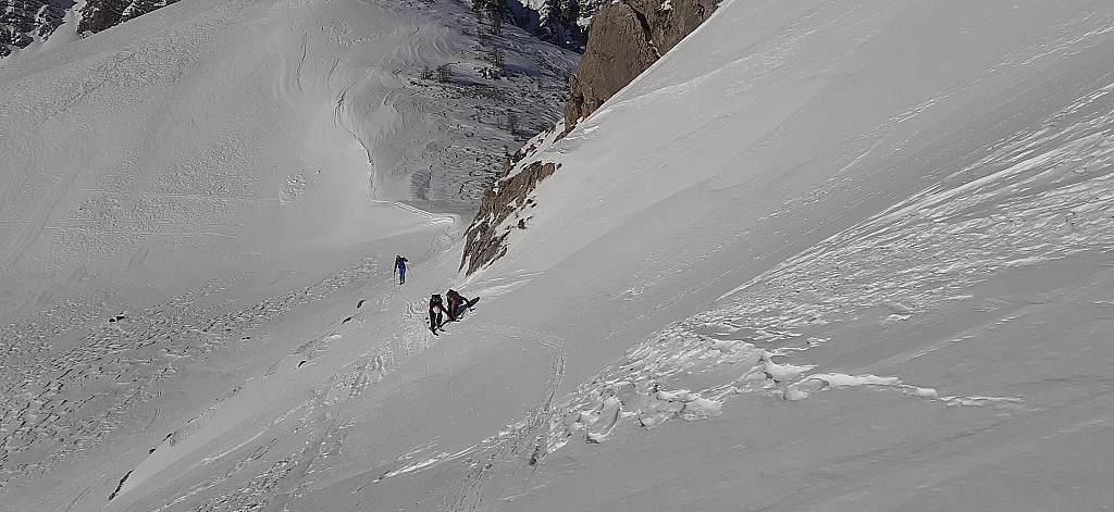 traversée sud sous Rocher Jaune  Céline est en difficulté....un ski s'est décroché ! .