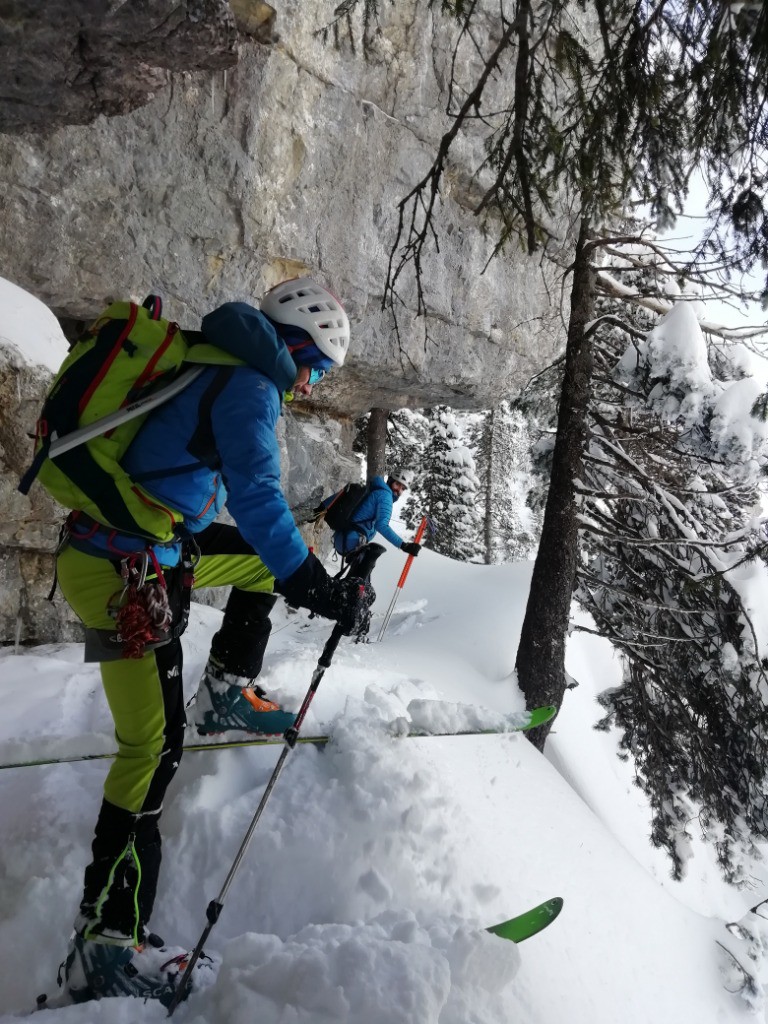 #4 Après 50m on traverse à gauche sur le chemin d Après 50m on traverse à gauche sur le chemin d'été pour prendre l'axe du couloir