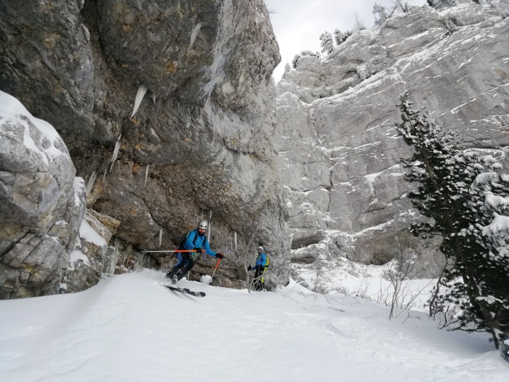 #8 On s On s'extirpe du couloir par la mini grotte rive droite