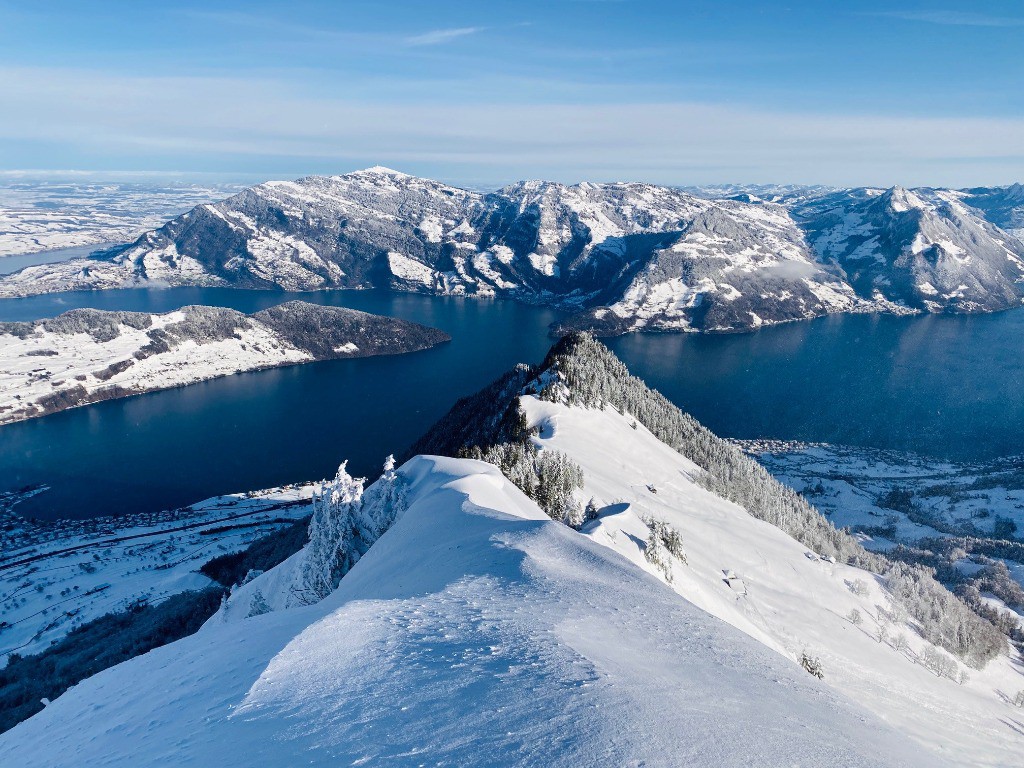 Panorama respectable sur le lac de Lucerne