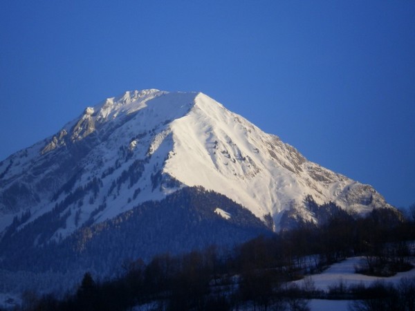 La face ouest du Pécloz au couchant vue depuis Ecole.[Photo Mickaël SOUVETON]