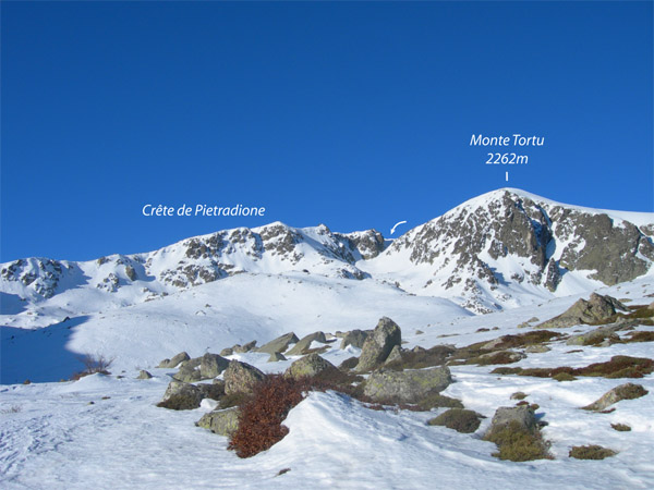 Monte Tortu et crête de Pietradione vus depuis Rina. La flèche marque l'entrée du petit couloir de descente
