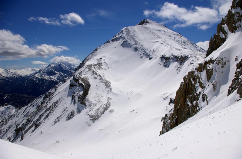 Mont Chaberton Face Nord et en contrebas à droite, le Col du Chaberton, 