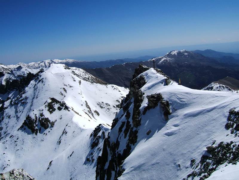Du sommet principal, l'autre cime où on laisse habituellement les skis et le Colle Della Marchisa en contre bas.