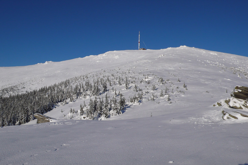 A la sortie de  forêt, l'émetteur au sommet de Kralova hola.