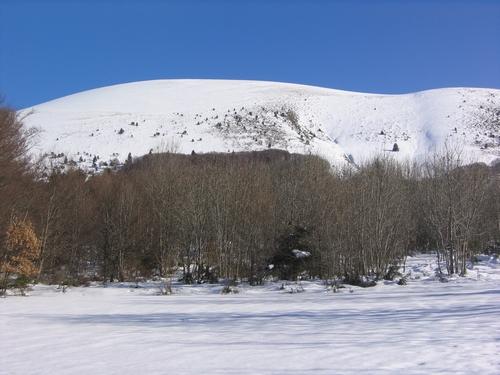 Vue du bas, la face W du Mont de Rousse (la face se prolonge encore vers le NW)