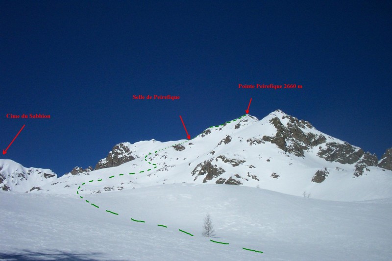 Itinéraire pente sommitale. Le contournement rend plus aisée la montée au sommet. Mais par neige stabilisée, on peut descendre droit dans la pente.