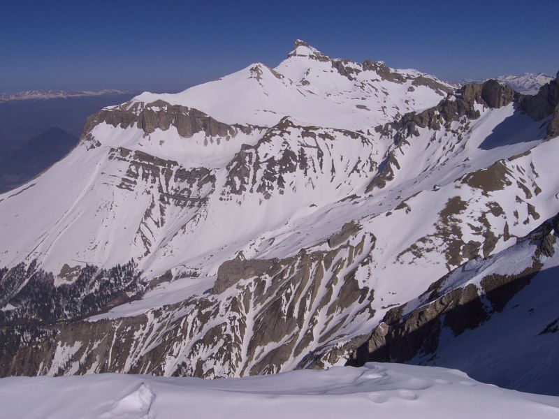 Grand Ferrand de la Rama, La Jarjatte est en bas a gauche, le couloir sud de descente est a gauche et le couloir de montée du col de Charnier au centre.