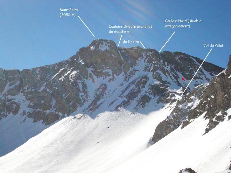 Face nord du Pelat avec ses couloirs, dont seul celui situé après le col du Pelat est skiable intégralement.