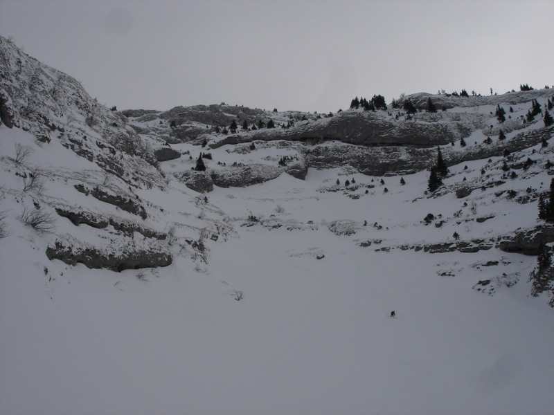 La Combe Noire vue du bas des difficultés. Le passage clé est 50 m au-dessus à gauche du skieur. Le couloir remonte ensuite vers la gauche pour rejoindre la pierre Virari. 