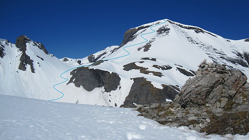 Depuis le plateau après les gorges de Veudale vue sur le sommet
Il faut basculer en traversée dans la combe sous la pointe à Corbeaux