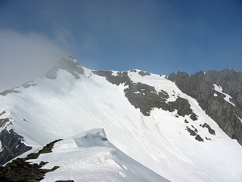 Le Gabiedou vue depuis le Bouneu (l'accès se fait par la pente de neige située à droite du sommet)