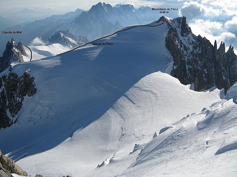 Itinéraire de montée vers le sommet du Mont-Blanc du Tacul ( Vu depuis le Col du Mont Maudit - Juin 2010 )