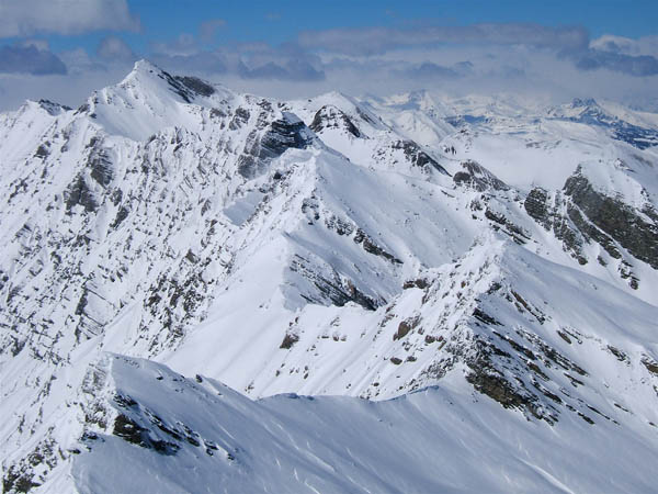 Bec de l'Aigle versant vallon Bernard (au centre de la photo sommet avec grande pente neigeuse) au loin Siguret seul 3000m sur la rive gauche de l'Ubayette.