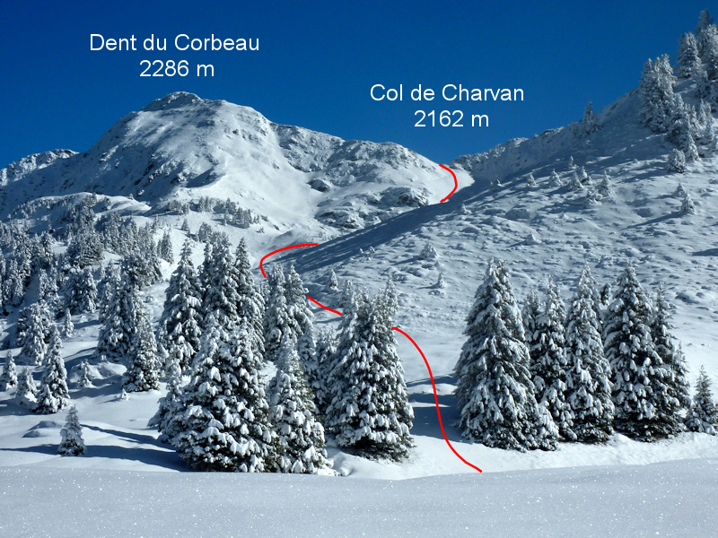 Dent du Corbeau versant N-O.
Après le col de Charvan, l'itinéraire se déroule versant E.
