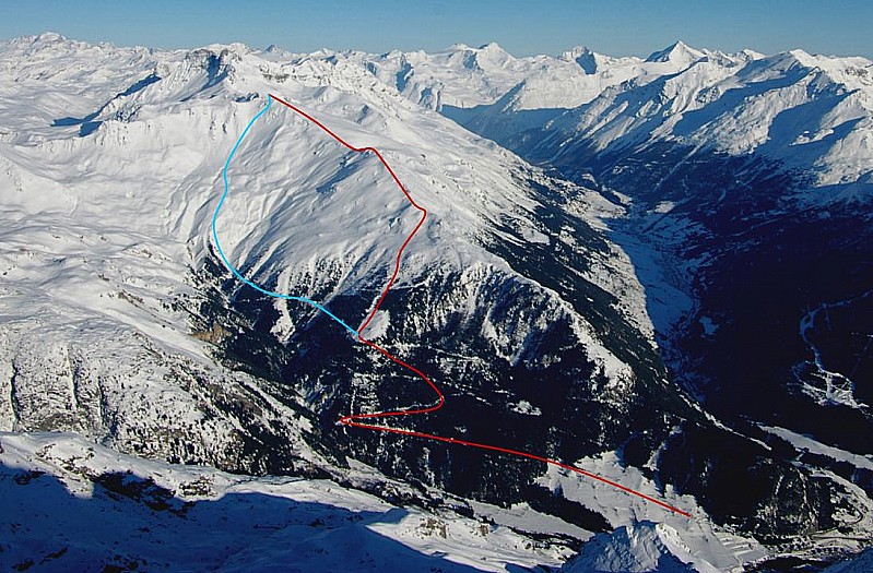 Itinéraire de montée (Rge) et descente (B) par le versant Côte Chaude