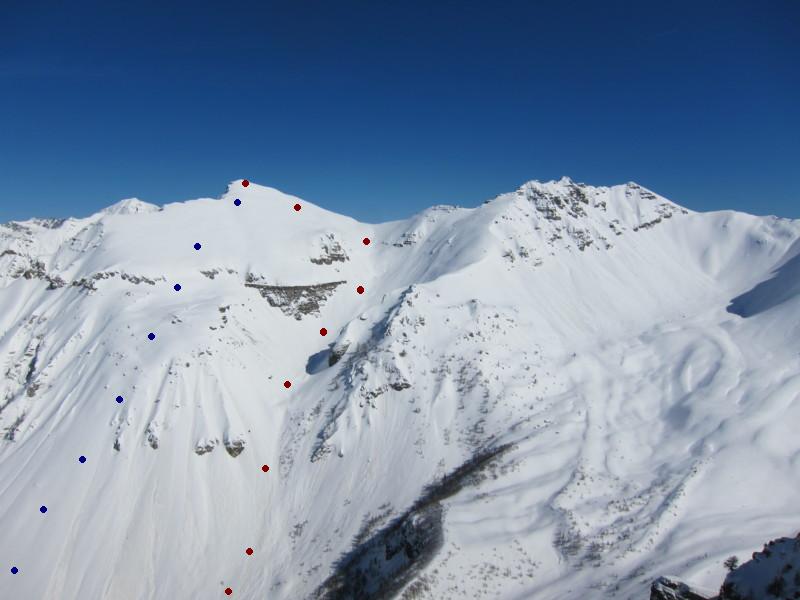 En Rouge, l'itinéraire de montée de la Combe NW. En Bleu, une ligne de descente plus direct (neige stabilisée impérative!).