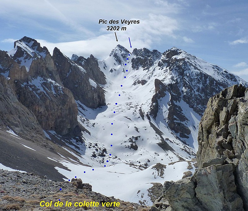 Itinéraire vu depuis le col de la colette verte jusqu'à la brèche à droite du sommet (flèche bleu). 