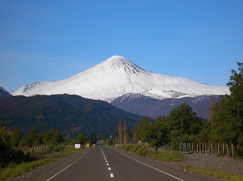 Le volcan Antuco vu depuis la route.
Le versant N est à gauche sur la photo.
