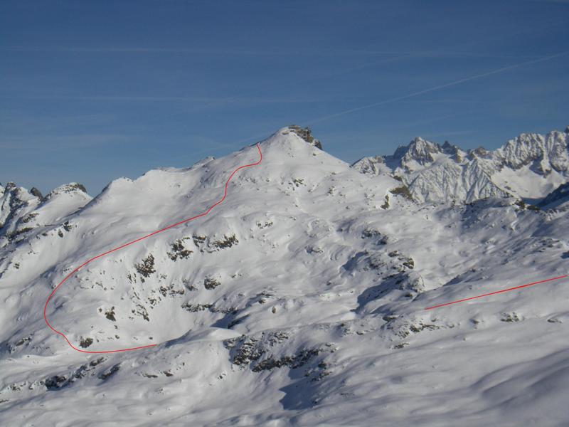 Vue du Brévent depuis l'aiguillette des Houches : l'itinéraire de la 1ère descente. Attention aux barres sur le creux aux Marmottes