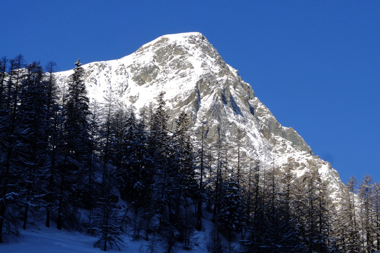 Le Monte Croce depuis Saint Jacques. La montée s'effectue sur le versant Sud situé sur l'envers de l'arête visible à gauche.