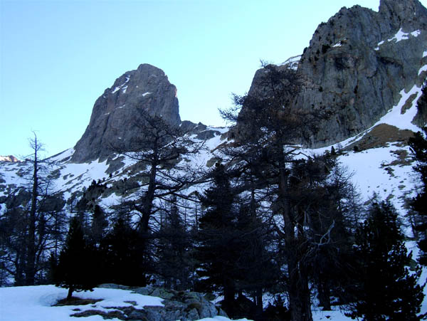 Caïre de Cougourde à gauche, itinéraire de montée pentes enneigées à droite.