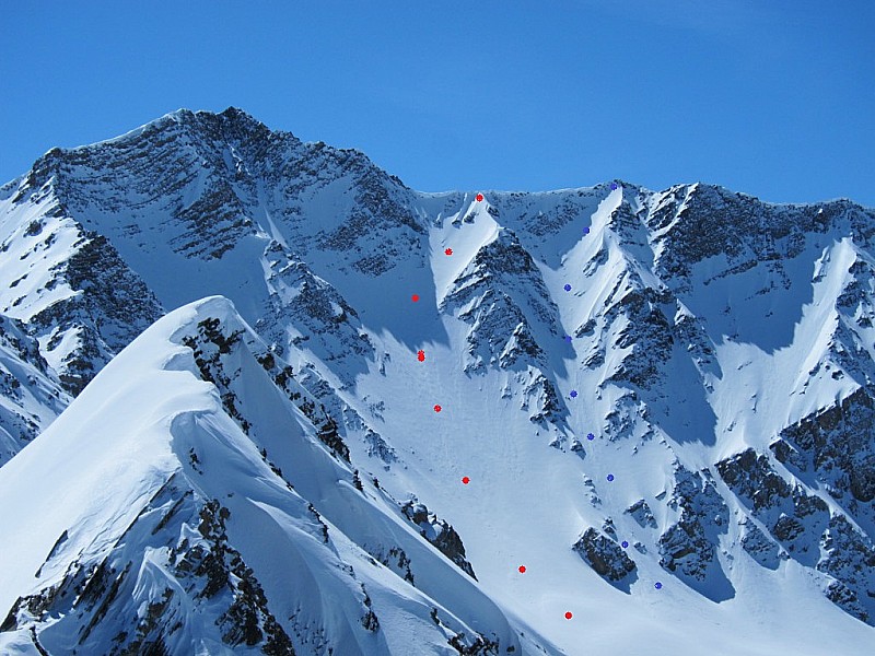 En Rouge, l'itinéraire du topo, en Bleu, une variante parrallèle au Col des Sarrasins.