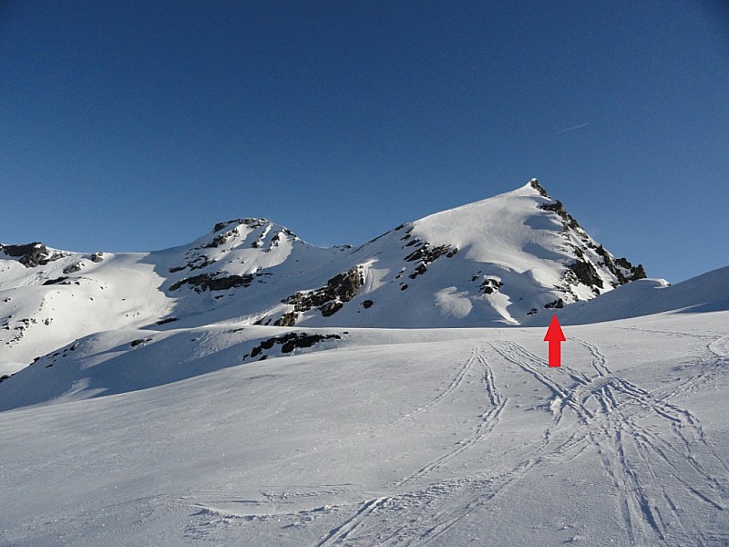 L'Albaron à gauche, la Pointe du colerin à droite, le passage du Colerin indiqué en rouge.