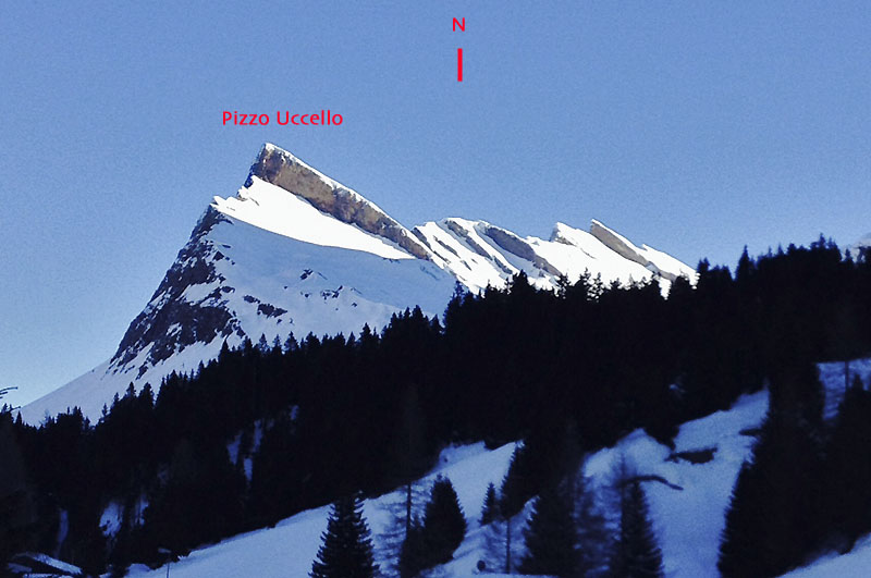 Le Pizzo Uccello vu du Sud. La voie normale remonte la pente supportée par la barre rocheuse qui part du sommet.