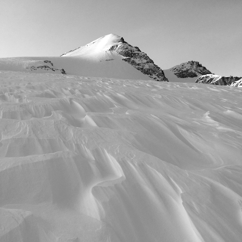 Le Piz Medel vu du Nord, depuis son plateau glaciaire vers 2950 mètres.