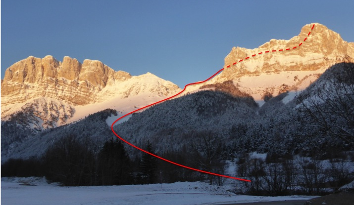 Le pas de la ville et le sommet de Pierre Blanche (à droite) depuis Gresse-en-Vercors. La partie en pointillées se déroule en face W.
