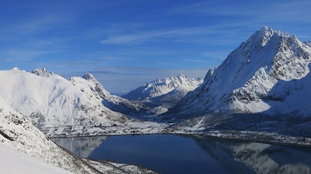 Austnesfjord 
le Geigalten à droite
le Sautinden à gauche