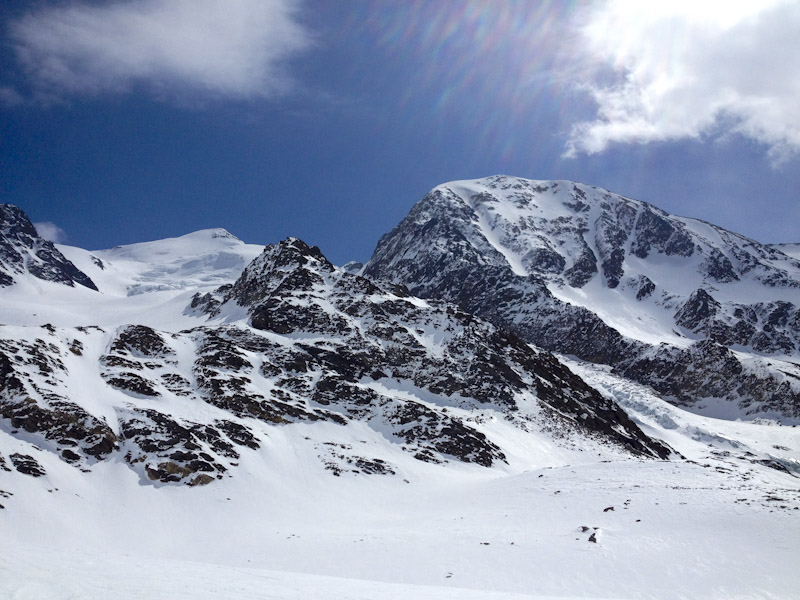 Le Cevedale (à gauche) et le Monte Pasquale (à droite). Le glacier de Cedec se situe à gauche.